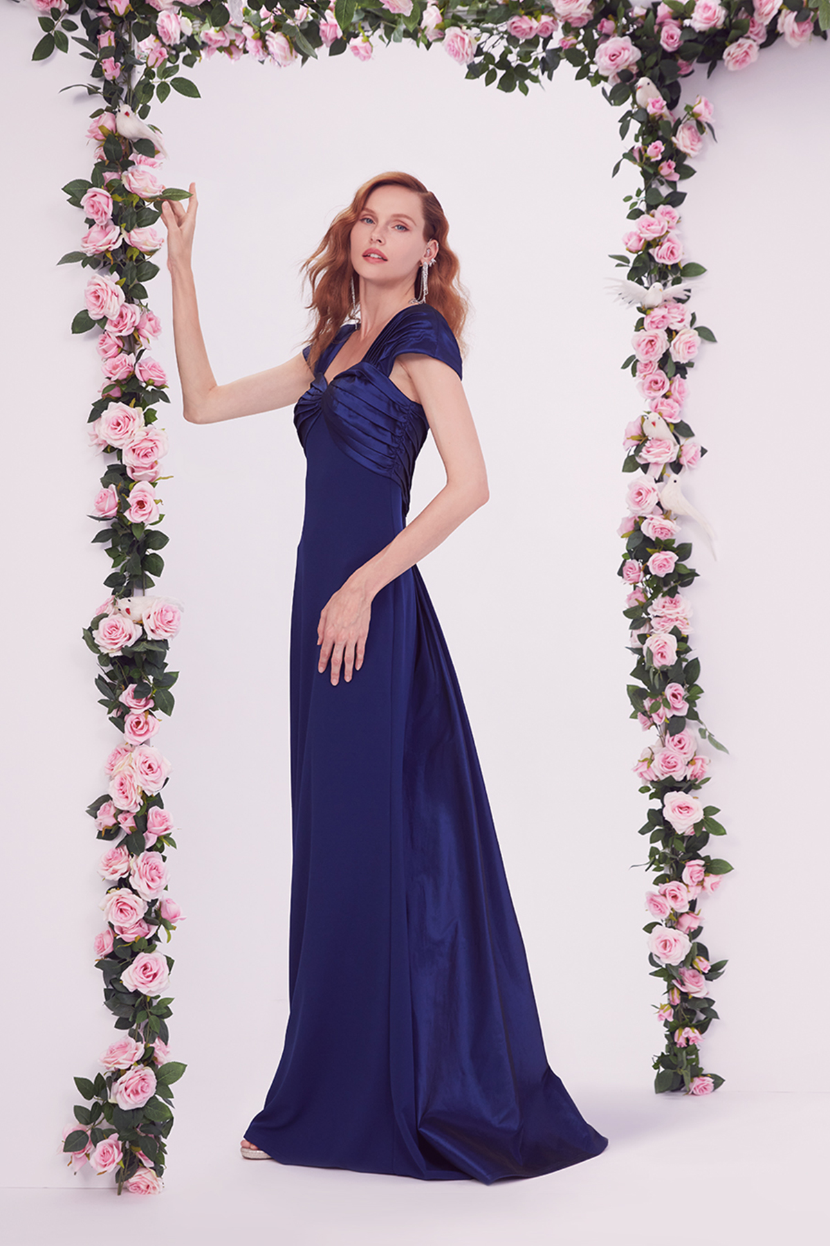 NAVY TEXTURED CREPE AND TAFFETA SWEETHEART NECK CAP SLEEVE BACKLESS GOWN WITH TRAIN